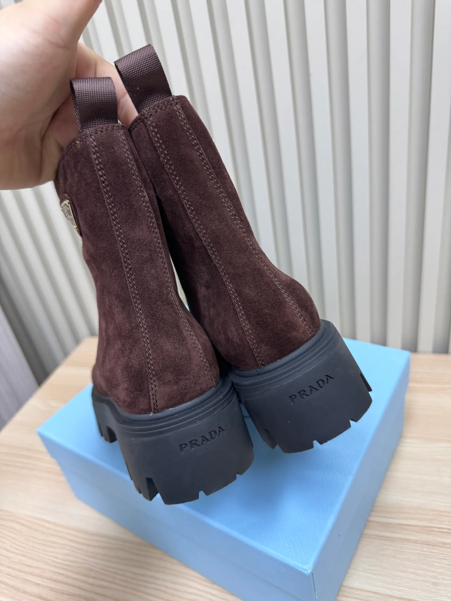 👟👟Ex-factory price 680👟👟 Prada / Prada couple's Martin boots are here, comfortable and elegant to wear. The original molded outsole of the counter is 1:1 replica. It is made of non-slip and wear-resistant imported TPU tin mold vacuum outsole. Tank-shaped thick sole. Fabric: imported anti-explosion cowhide. Lining: imported mixed sheepskin lining. Sheepskin foot pads. Outsole: tin molded beef tendon sole. Code number: 35-41 (42 customized)